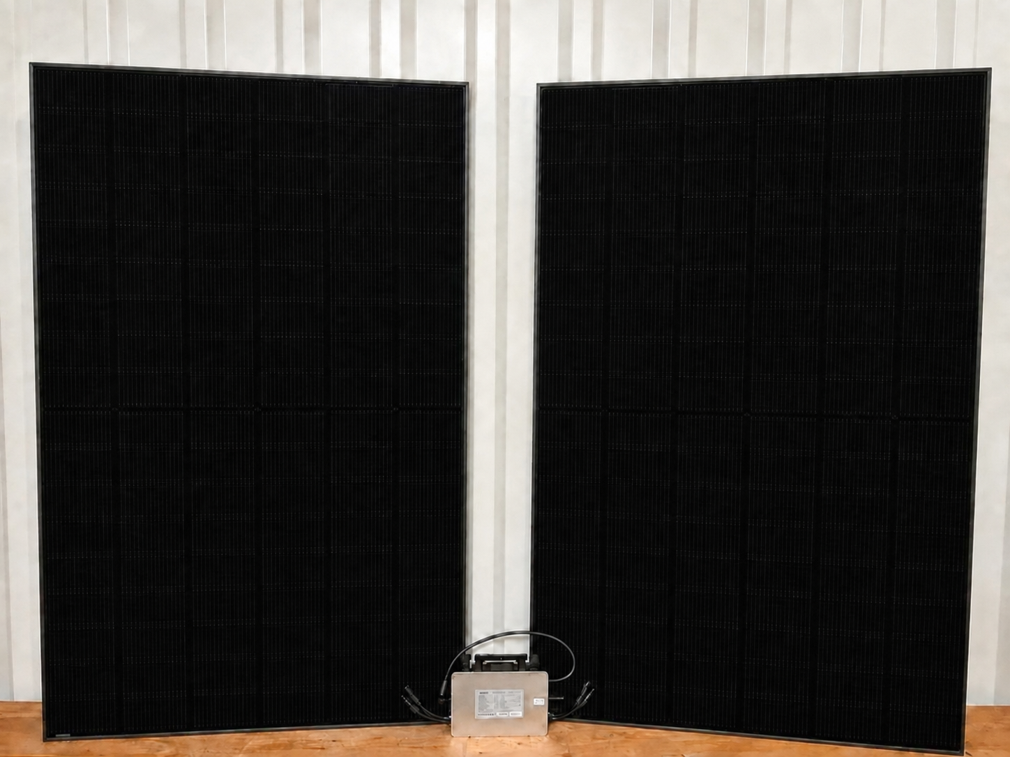 Wattklar Set mit zwei JA Solar Full-Black-Modulen und Hoymiles Wechselrichter